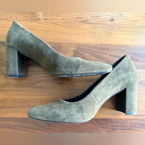 Aerosoles Bette Pump in olive green suede - size 8.5
